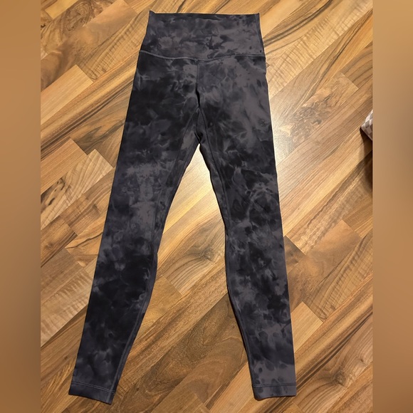 Lululemon Black Diamond Dye Leggings size 4 28 inch inseam - Picture 2 of 4